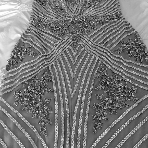 Mother Of The Bride Exquisite silver gown. - Picture 11 of 16